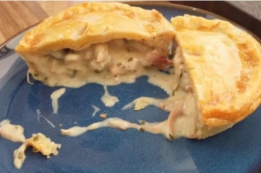 RECEPT ZA PITU SA PILETINOM I PEČURKAMA: Ovakvu RAPSODIJU ukusa još niste probali, nadev curi sa svih strana! (VIDEO)