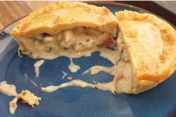 RECEPT ZA PITU SA PILETINOM I PEČURKAMA: Ovakvu RAPSODIJU ukusa još niste probali, nadev curi sa svih strana! (VIDEO)