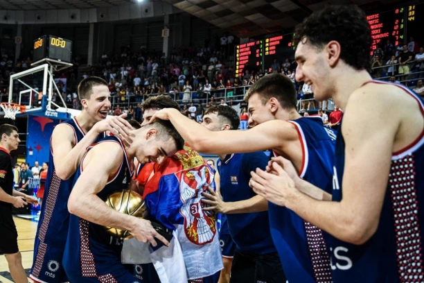 PRE NEGO ŠTO KRENE PRISVAJANJE ZASLUGA... Sa Malog Kalemegdana ZAGRMELI: Čestitamo "orlićima", mi smo za srpsku košarku UVEK TU!