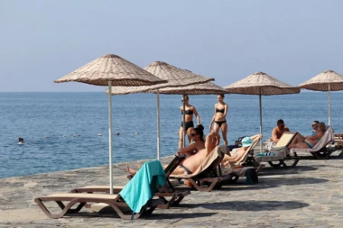 ONI SU ODLUČILI DA STANU NA KRAJ "RATOVANJU SUNCOBRANIMA"! Ako ostavite peškir na ležaljci, a niste na plaži, debelo ćete da platite!  NEĆETE BEZ PARA NI STVARI MOĆI DA UZMETE!