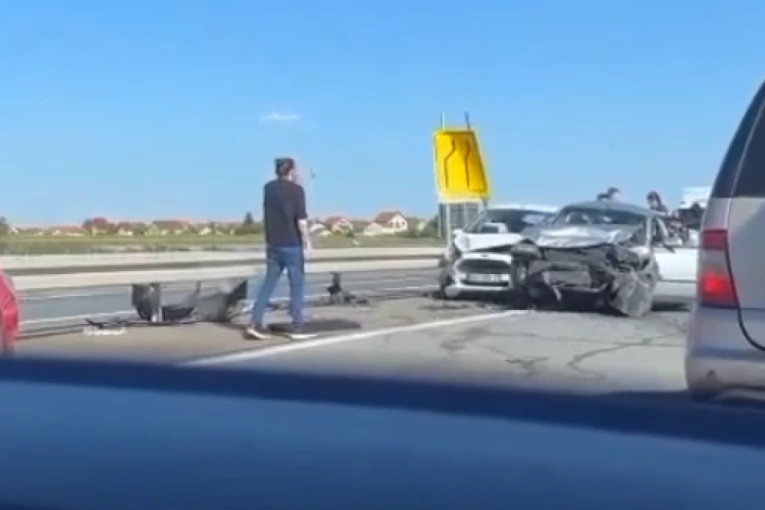 VOZILA POTPUNO SMRSKANA, A DELOVI RASUTI PO PUTU! Ovo su prvi snimci stravičnog sudara kod Novih Banovaca - stvara se ogromna gužva (VIDEO)