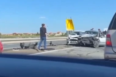 VOZILA POTPUNO SMRSKANA, A DELOVI RASUTI PO PUTU! Ovo su prvi snimci stravičnog sudara kod Novih Banovaca - stvara se ogromna gužva (VIDEO)