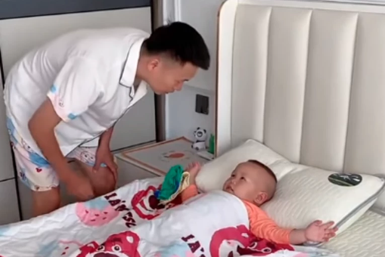 OTAC JE PROBUDIO SVOG MALIŠANA, A ONO ŠTO JE DETE POTOM URADILO JE NEVEROVATNO: Roditelji širom sveta se oglasili povodom ovih kadrova, komentari se samo nižu (FOTO+VIDEO)