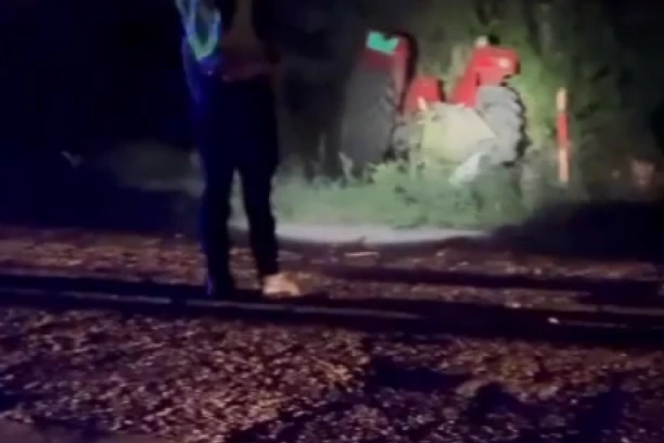 UŽAS KOD SMEDEREVA! TEŽAK SUDAR TRAKTORA I KOMBIJA: Jedan sleteo s puta, drugi potpuno uništen - IMA POVREĐENIH (VIDEO)