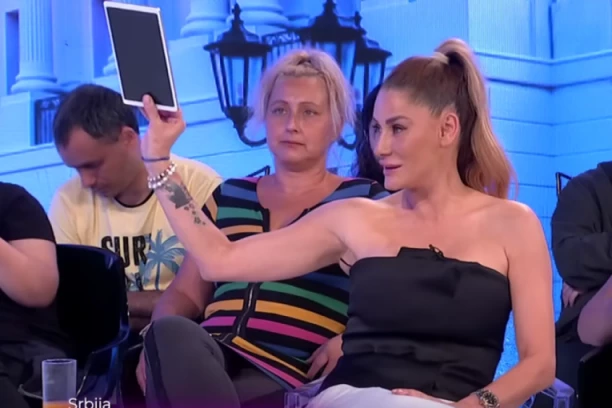 "BOLJE DA ME NE ČAČKA" Šok dokazi uživo u emisiji - otkriveno šta se krije u Aninom tabletu, pale javne pretnje! (VIDEO)