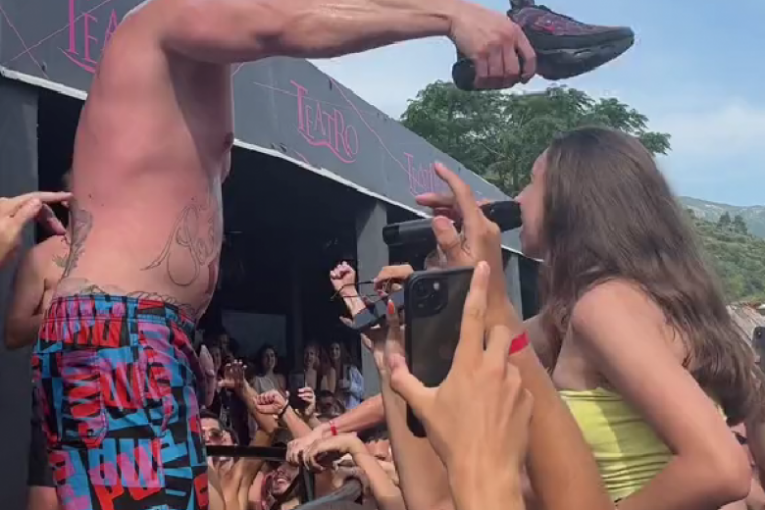 Desingerica udara devojku patikom u glavu na nastupu