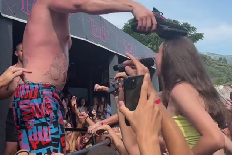 Desingerica udara devojku patikom u glavu na nastupu