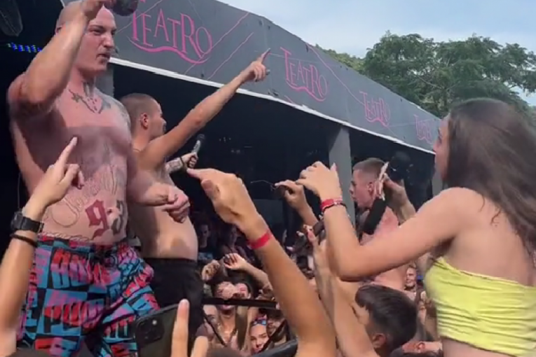 Desingerica udara devojku patikom u glavu na nastupu