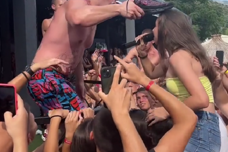 Desingerica udara devojku patikom u glavu na nastupu