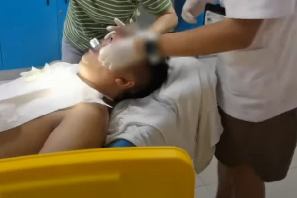 LEKARI NISU MOGLI DA DOĐU SEBI KADA SU VIDELI ŠTA MU VIRI IZ USTA: Ugrozio život zbog izazova, OVO JE GLUPO I LUDO (FOTO/VIDEO)