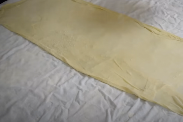 Kada je pita tanko razvučena preko celog stola treba je preklopiti ovako