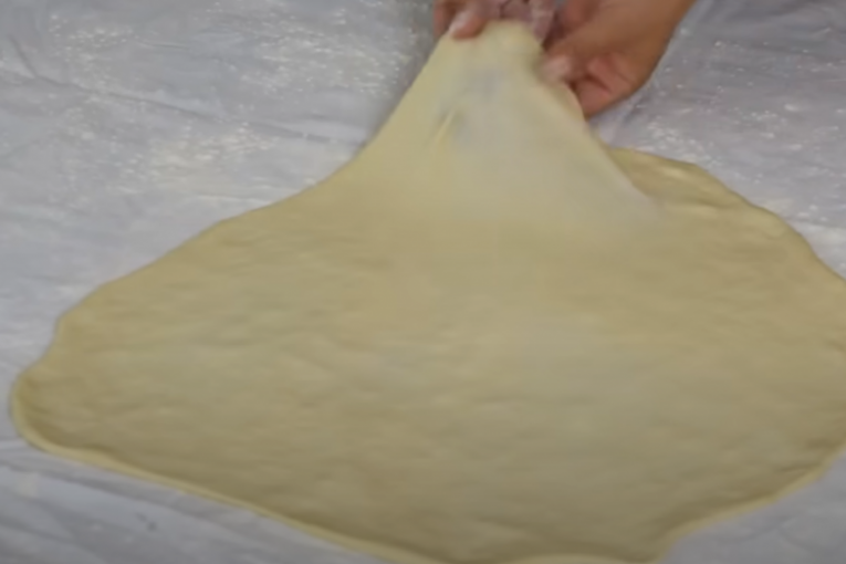 Razvlačenje pite rukama