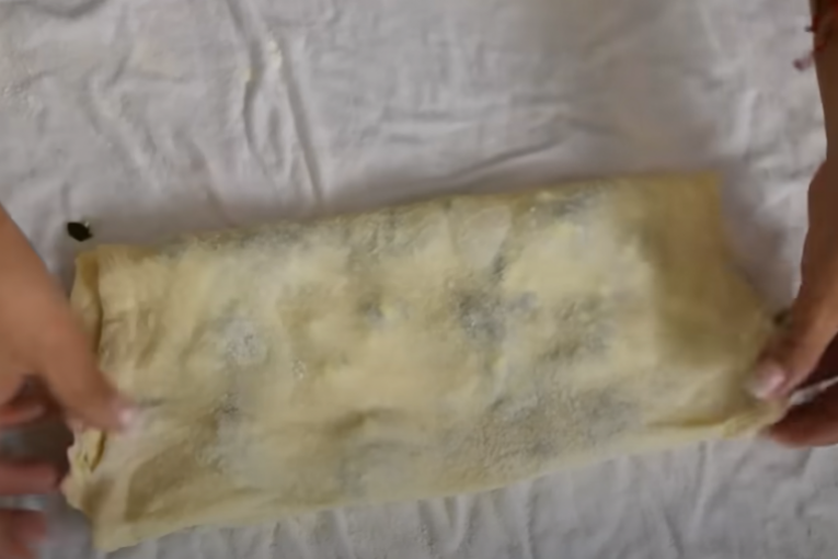 Ovako preklopiti koru na kraju i prebaciti je u pleh