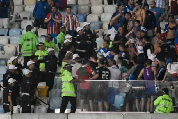 SKANDAL NA OPROŠTAJU GODINA! Ozloglašeni huligani napali igrače Veleza: "Izađi ili pucam u noge"