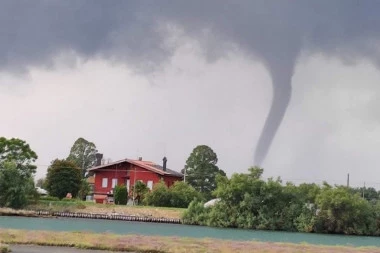 TORNADO POGODIO ITALIJU! Superćelijska oluja dan pretvorila u noć! (FOTO)