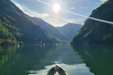 STRANCI POHRLILI NA SRPSKE MALDIVE! Kućice plutaju na smaragdnozelenoj vodi, bajkoviti prizor postao MAGNET za turiste! (FOTO)