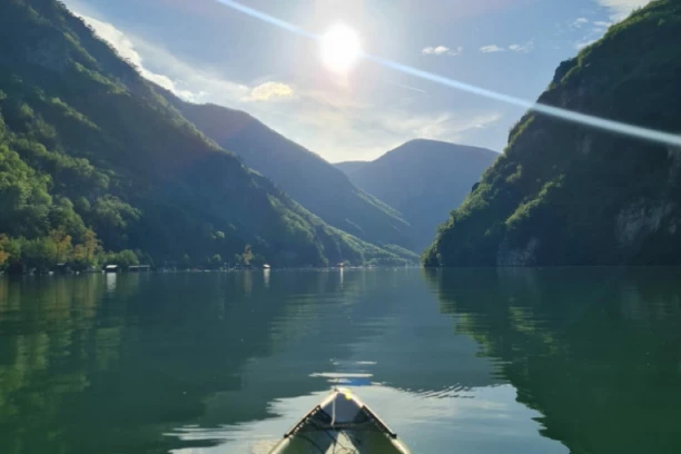 STRANCI POHRLILI NA SRPSKE MALDIVE! Kućice plutaju na smaragdnozelenoj vodi, bajkoviti prizor postao MAGNET za turiste! (FOTO)