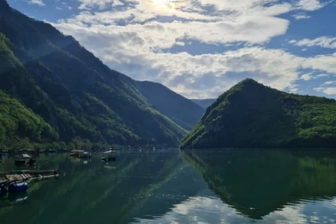 SERIJSKI UBICA NA SLOBODI! Otkriveno 12 tela u jezeru Ledi Berd u Ostinu