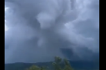 ČEKA LI I NAS OVO!? Tornado pogodio Sloveniju! Pogledajte kako siloviti vrtlog čupa i nosi sve pred sobom!(VIDEO)