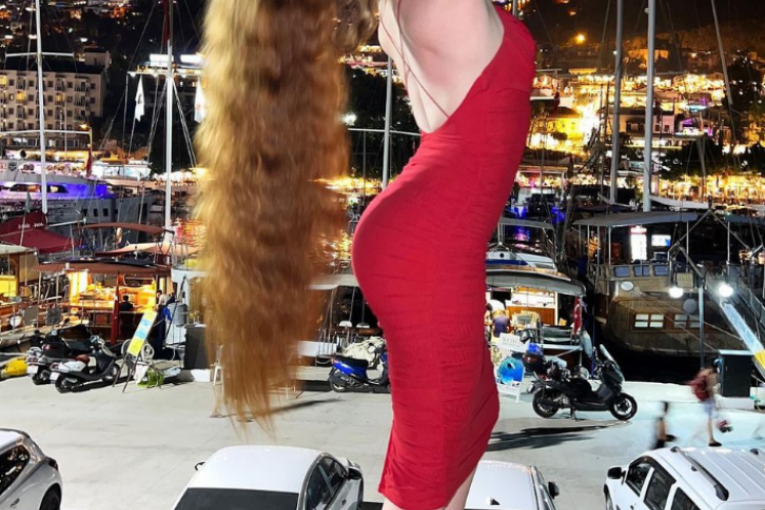 Jasmina pokazuje dužinu kose 