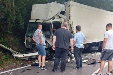 SUDAR DVA KAMIONA NA PUTU KUČEVO-MAJDANPEK! Vozilo potpuno smrskano, pravo čudo da je vozač živ!