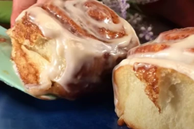 ČUVENE ROLNICE KOJE SE TOPE U USTIMA: Klasična američka poslastica ima preliv kakav nikad niste probali!