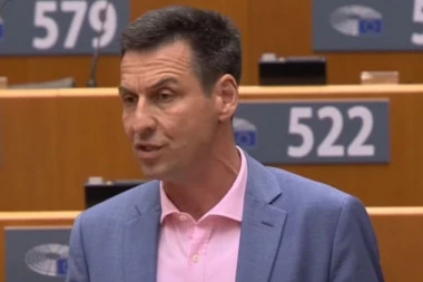 "OVAKVA SRBIJA DA UĐE U EU?! NEMA ŠANSE!" Hrvatski zastupnik u Evropskom parlamentu svojim govorom mržnje uznemirio region: Rade isto što i PUTIN! (VIDEO)