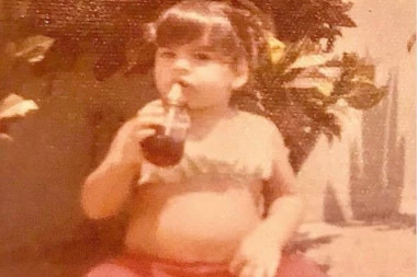 DA LI PREPOZNAJTE OVU DEVOJČICU SA SLIKE? Nekada je bila BUCKASTA, danas je glumica koja izgleda koa BOGINJA!