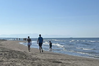 PRITRČALI SMO SVI, ALI TALASI SU BILI JAČI OD NJEGA: Doktor slomljen zbog utapanja Tutinca U ULCINJU!