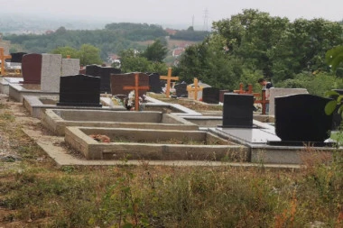 OTKOPAVAJU POKOJNIKA POSLE 40 DANA KAKO BI GA SUNCE OGREJALO: Milica otvorila grob svog sina PO STAROM VLAŠKOM OBIČAJU!