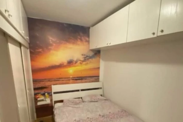 DA LI JE OVAJ ČOVEK NAJBAHATIJI STANODAVAC U BEOGRADU!? Izdaje sobe za 300 i 250 evra! Ljudi frapirani: Taman ti dva cimera OTPLATE to što ti treba da platiš!