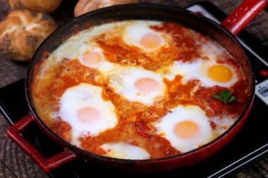 RECEPT ZA ŠAKŠUKU: Tradicionalni AFRIČKI doručak koji će cela porodica obožavati, sve namirnice već imate u kuhinji!