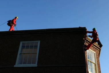 HAOS U VELIKOJ BRITANIJI! Demonstranti se popeli na krov kuće Rišija Sunaka - evo šta mu poručuju (VIDEO)