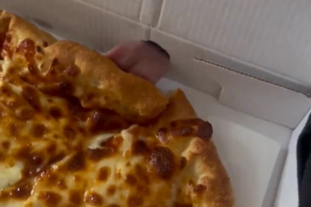 NARUČILI SU PICU I SKEMENILI SE OD ŠOKA KAD SU OTVORILI KUTUJU: Uplašeni par je gledao u mekanu ružičastu "masu" koja se pomerala, a iznenađenje je tek usledilo! (VIDEO)