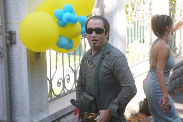 RASTA SLAVI TARIN ROĐENDAN: Reper šokirao sve TRANSFORMACIJOM, a onda su se pojavili njegovi RODITELJI! (FOTO)