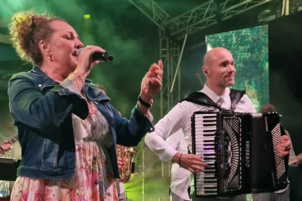 ANA BEKUTA BACILA SVE U TRANS! Zablistala na Gročanskim svečanostima, sa Acom Sofronijevićem RAZGALILA publiku!