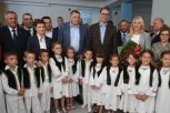 BESKRAJNO VAM HVALA ŠTO VOLITE SRBIJU! Predsednik Vučić oduševljen decom u Srpskoj: Srce mi je puno kada vas vidim ovoliko ovde (FOTO)