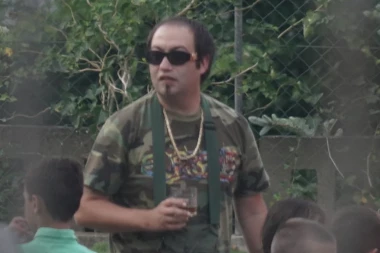 RASTA U PRATNJI TELOHRANITELJA, NE ISPUŠTAJU GA IZ VIDA! Osvanuo šok snimak, fanovi zabrinuti!