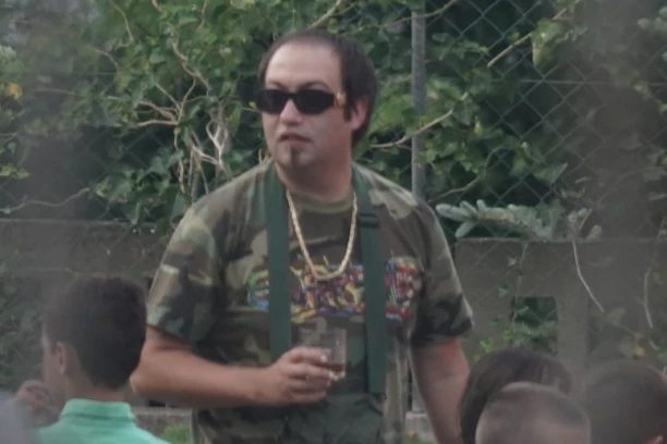RASTA U PRATNJI TELOHRANITELJA, NE ISPUŠTAJU GA IZ VIDA! Osvanuo šok snimak, fanovi zabrinuti!