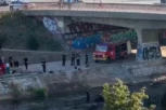NESREĆA U NIŠU! Automobil sleteo u reku, vozač bez svesti, vatrogasci pokušavaju da ga izvuku (VIDEO)