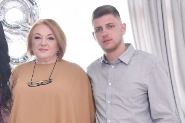 I DANAS ČEKAM SIN DA MI DOĐE, SVE SE MISLIM VRATIĆE SE! Majka Nemanje Stevanovića kojeg je u Malom Orašju ubio Uroš Blažić: Nikakve tablete ne mogu da ublaže bol za mojim detetom!