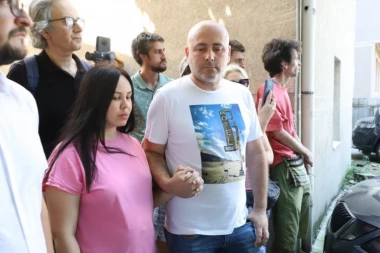 GRAĐANI SPREČILI ISELJENJE PAVLOVIĆA IZ STANA!: Ivona trudna zaplakala, pa se zahvalila na podršci: Ovo je jezivo!