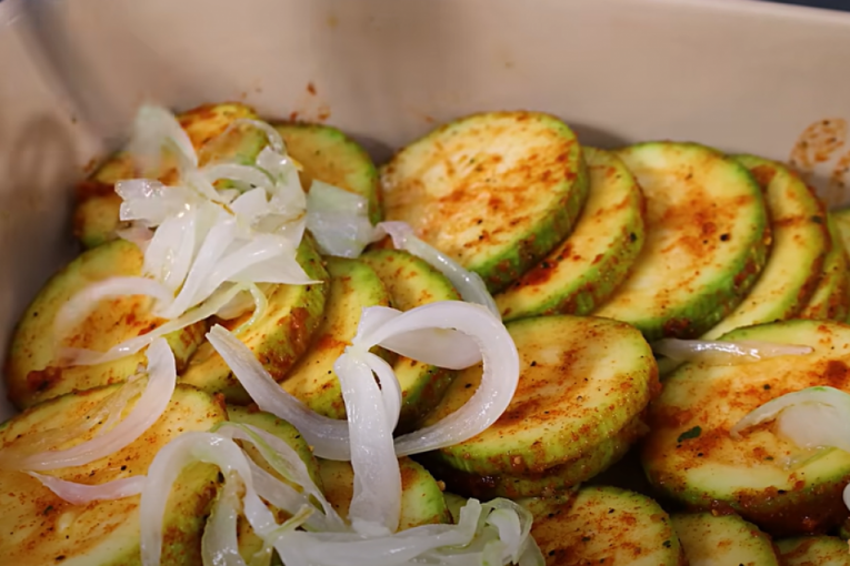 Kada izdinstate luk stavite ga preko začinjenih tikvica