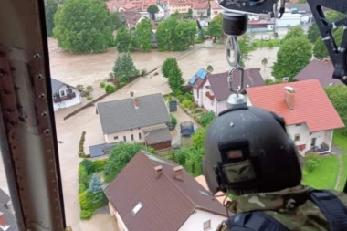 SLOVENIJA NA IVICI HUMANITARNE KATASTROFE! Vojska spašava ljude od vodene bujice, u Škofji Loki u toku evakuacija (FOTO)