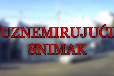 UZNEMIRUJUĆI SNIMAK! BAHATI VOZAČ POKOSIO DEVOJKU NA PEŠAČKOM! Začula se škripa kočnica i PRASAK - žena nepomično ležala na zemlji! (VIDEO)