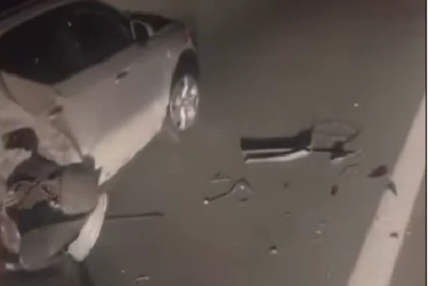 STRAVIČNA SAOBRAĆAJKA NA AUTO-PUTU! Ljudi u PANICI u mrklom mraku - rasuti delovi auta, zadnja strana SMRSKANA! (VIDEO)