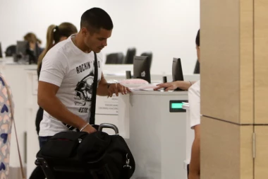 DRAMA NA AERODROMU! Marko Marković ZABRINUT, oglasio se iz Podgorice (FOTO)