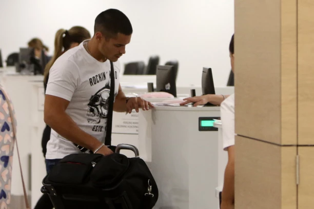 DRAMA NA AERODROMU! Marko Marković ZABRINUT, oglasio se iz Podgorice (FOTO)