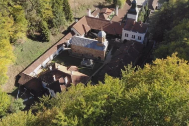 GORI MANASTIR U KOME SU SE ZAKLELI KNEZ MILOŠ I VOŽD KARAĐORĐE: Monahinje mole za pomoć sve dobrovoljce! (FOTO)
