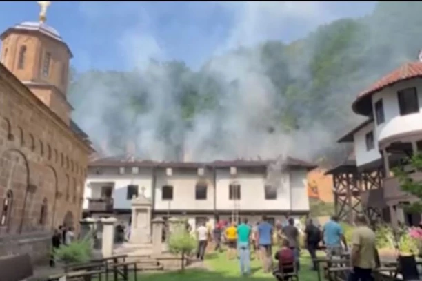 OKONČANA DRAMA U MANASTIRU VRAĆEVŠNICA! Vatrogasci lokalizovali požar, sačuvane DRAGOCENOSTI!